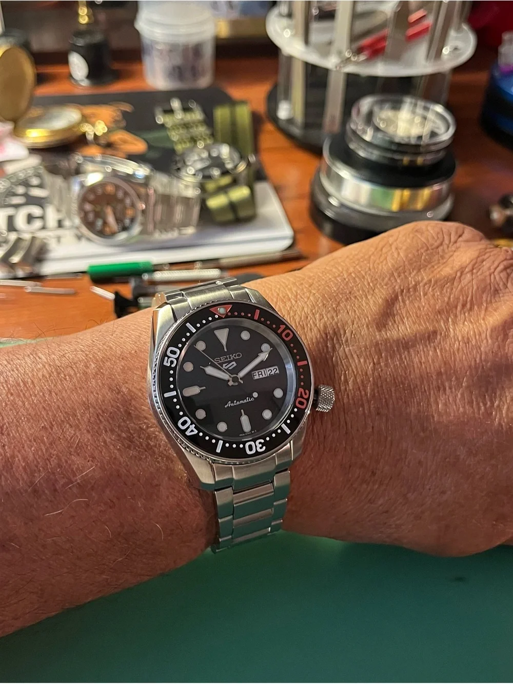 Diver watch: black dial. 42mm